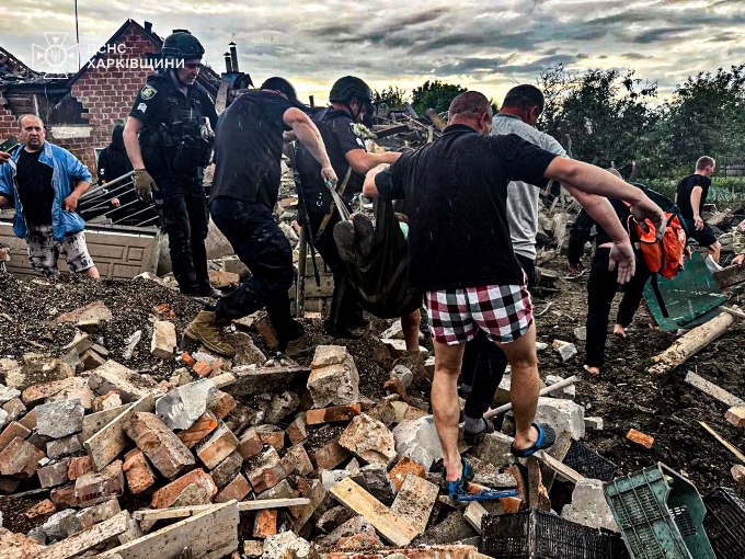 На Харківщині врятовано матір з дитиною з-під завалів після авіаудару